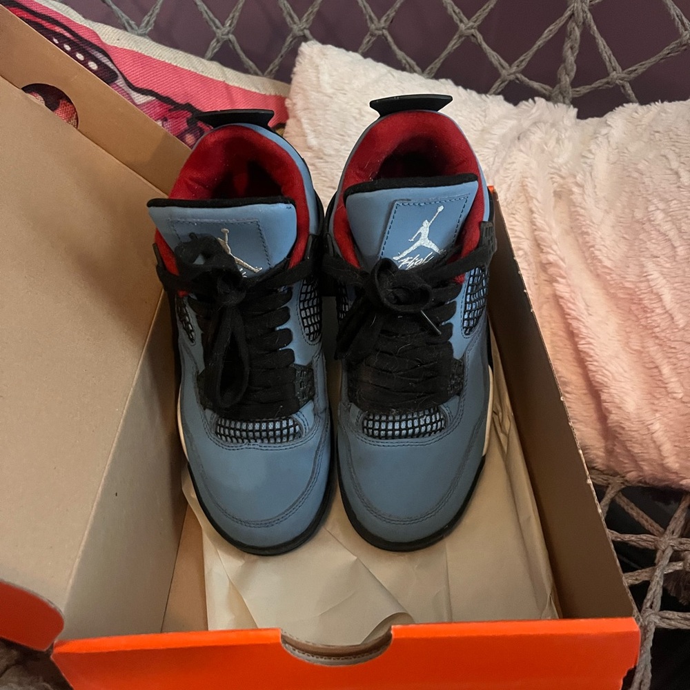 jordan 4 retro travis scott cactus jack
boys 7
women’s 9
men’s 7
